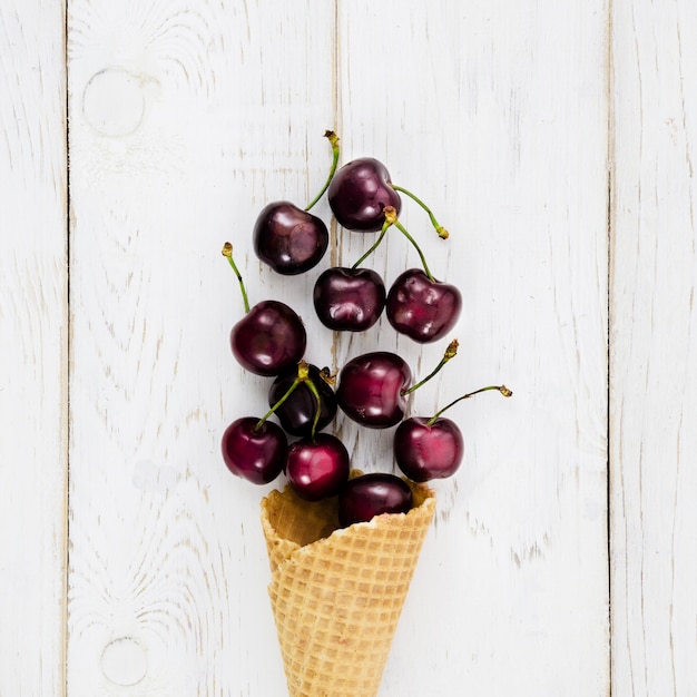 Foto grátis cereja madura no cone de waffle