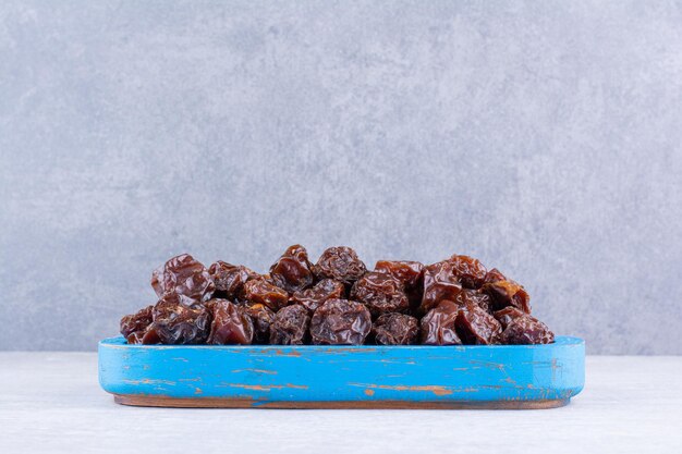 Cerejas ácidas secas em uma xícara no fundo de concreto. Foto de alta qualidade