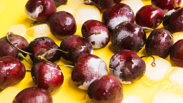 Cerejas congeladas e cubos de gelo