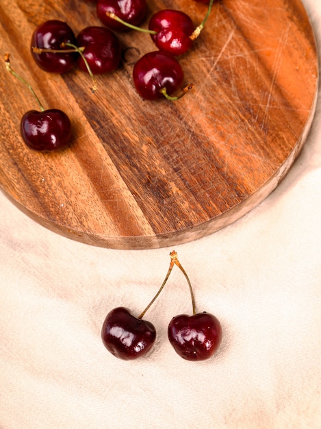 Foto grátis cerejas em uma tigela