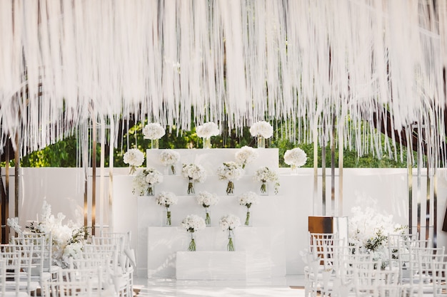 Foto grátis cerimônia de casamento em estilo branco