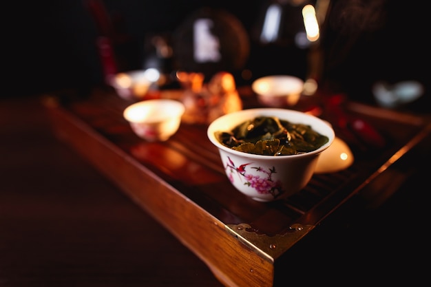 Cerimônia do chá chinês. Copo do chá na mesa de chá chaban.