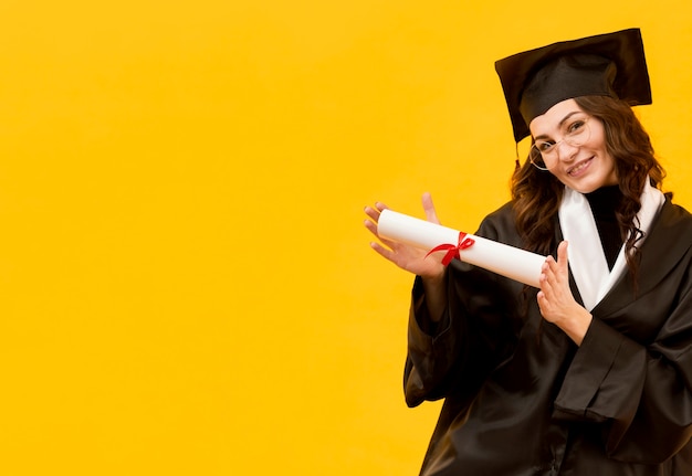 Foto grátis certificado de exploração de mulher feliz