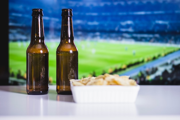 Foto grátis cerveja, batatas fritas e futebol