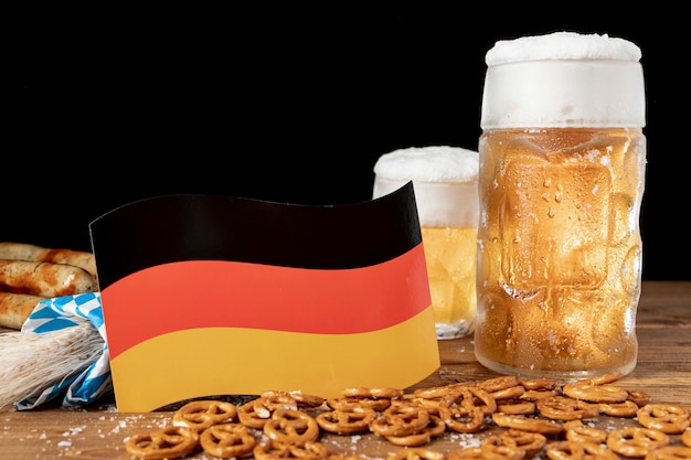 Cerveja bávara de close-up com bandeira alemã