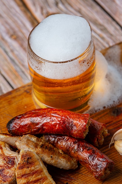 Cerveja com aperitivos crocantes de peixe, Dia Mundial da Cerveja.