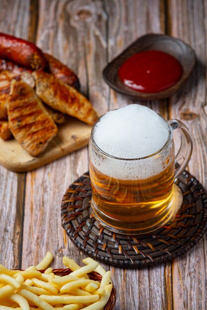 Cerveja com aperitivos crocantes de peixe, Dia Mundial da Cerveja.