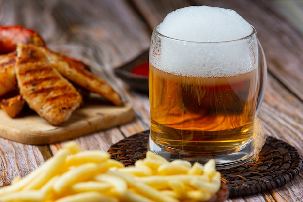 Cerveja com aperitivos crocantes de peixe, Dia Mundial da Cerveja.