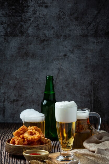 Cerveja com aperitivos crocantes de peixe, Dia Mundial da Cerveja.