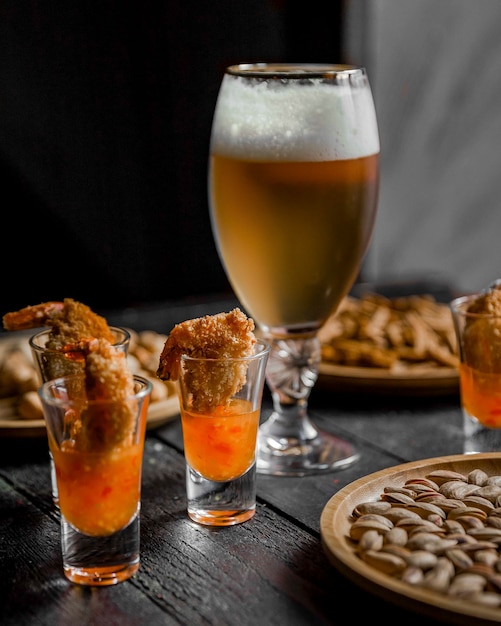 Cerveja com camarão em molho de churrasco em cima da mesa