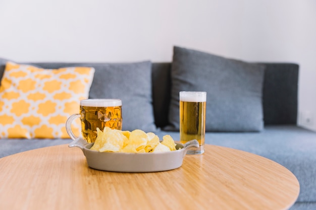 Cerveja conceito na sala de estar