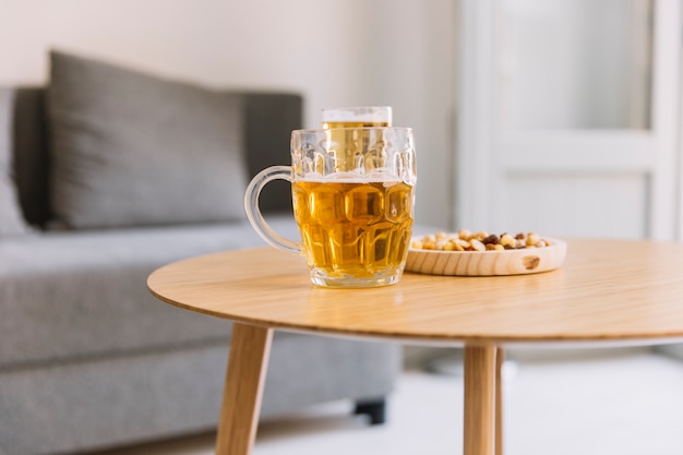 Foto grátis cerveja conceito na sala de estar