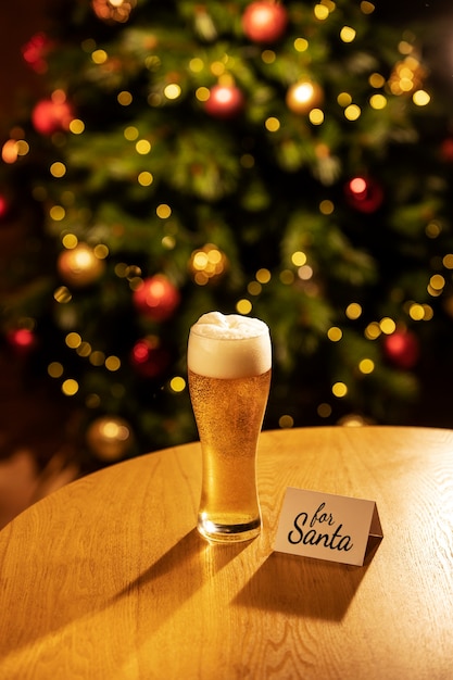 Foto grátis cerveja de natal ainda vida alto ângulo