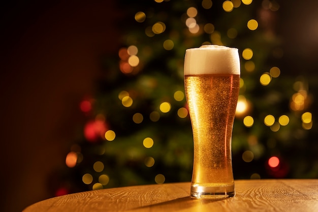 Cerveja de natal na mesa ainda vida