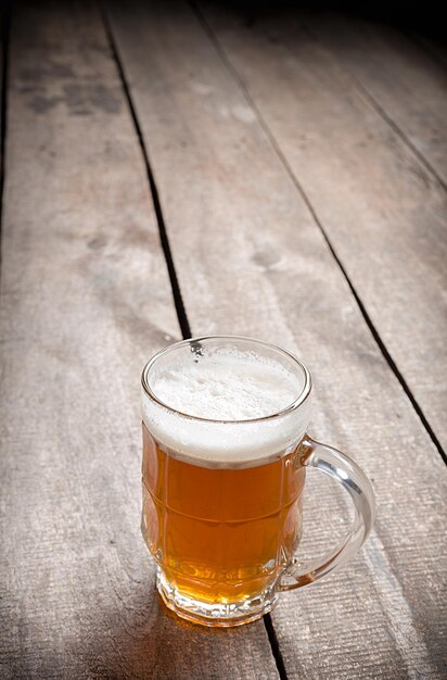 Cerveja de vidro em fundo de madeira