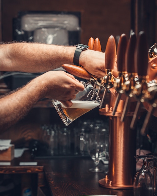 Foto grátis cerveja filtrada com espuma