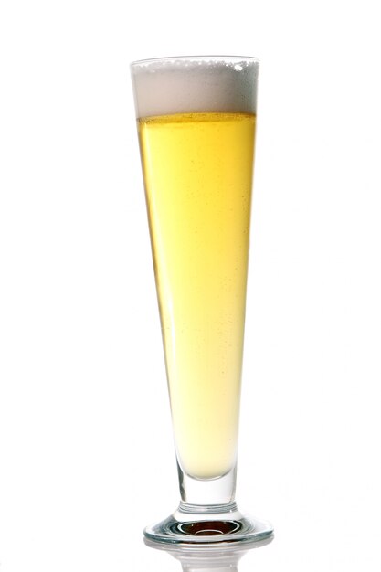 Cerveja light fresca com espuma em um copo