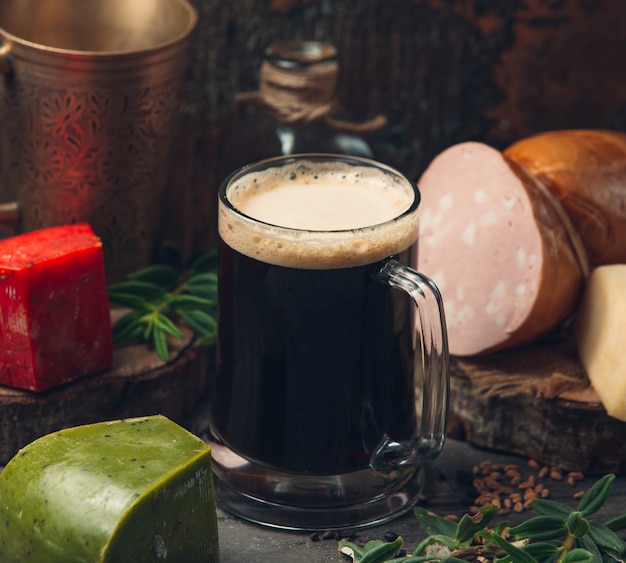 Cerveja preta com queijo verde em cima da mesa