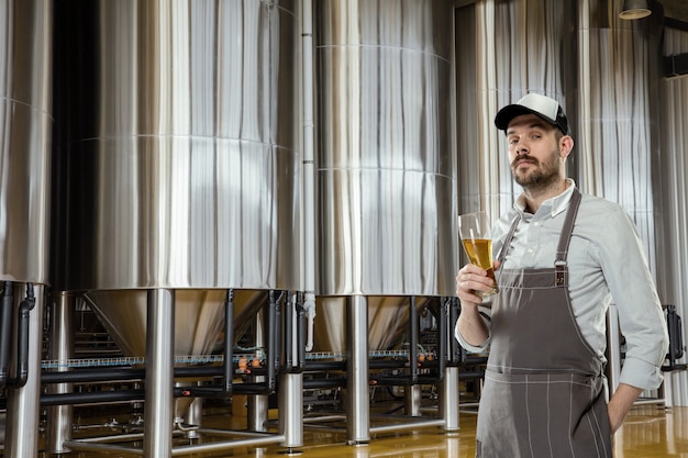 Foto grátis cervejeiro profissional na produção artesanal de álcool