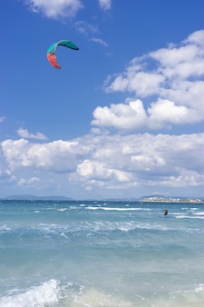 Cesme, turquia, 23 de setembro de 2021 as pessoas estão praticando kitesurf na praia de ilica, na turquia