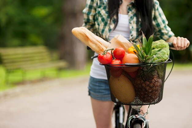 Cesta cheia de frutas e vegetais