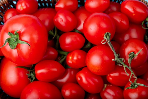 Cesta cheia de tomates inteiros