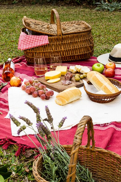 Cesta com lavanda ao lado de guloseimas de piquenique