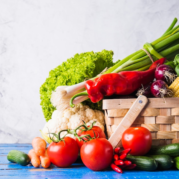 Cesta com legumes crus saudáveis