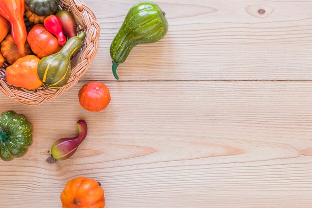 Cesta com legumes frescos