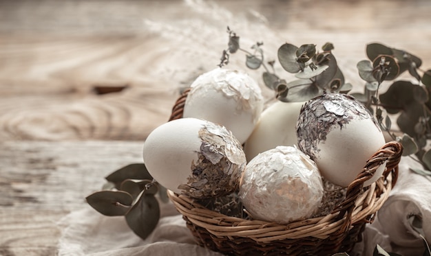 Cesta com ovos e flores secas. uma ideia original para decorar ovos de páscoa.