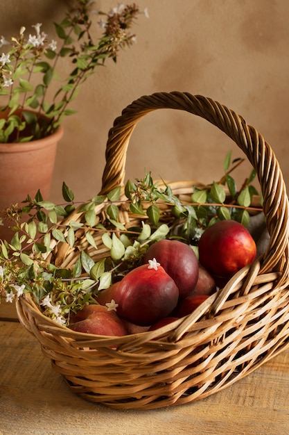 Foto grátis cesta de alto ângulo com frutas