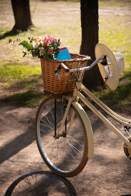 Cesta de bicicleta com flores e chapéu