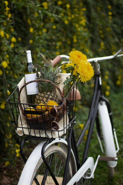 Cesta de bicicleta com lindas flores e garrafa