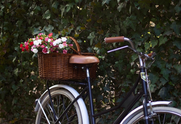 Cesta de bicicleta com vista lateral de lindas flores