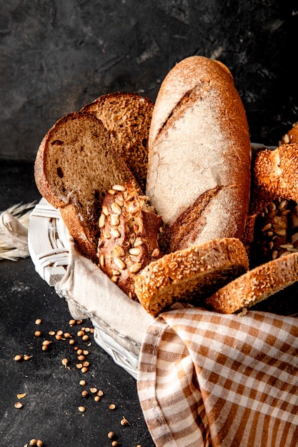 Foto grátis cesta de pães na superfície preta