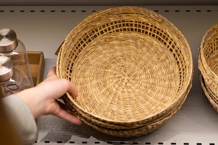 Foto grátis cesta de vime natural na loja recipiente de pão de frutas salgueiro arte tecida à mão