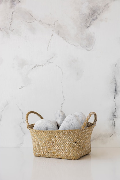 Cesta na mesa com mármore backgrount e cópia espaço