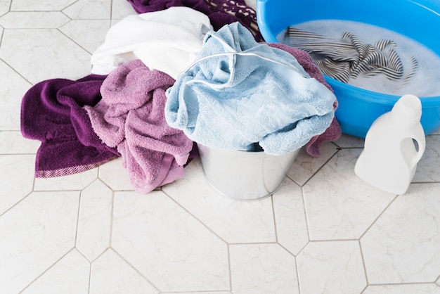 Cestas de lavanderia alta vista com detergente