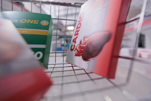 Cesto de loja cheio de medicamentos e vitaminas prontos para serem comprados pelo cliente durante a visita de check-up na farmácia. a farmácia também vendia uma variedade de outros produtos médicos, curativos e remédios para resfriado.