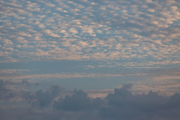 Céu azul com fundo de nuvens brancas