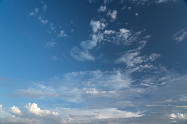 Céu azul com fundo de nuvens brancas