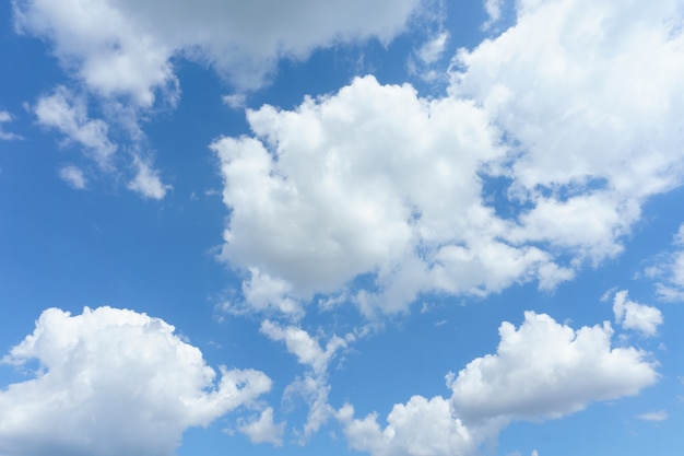 Céu azul com fundo de nuvens.