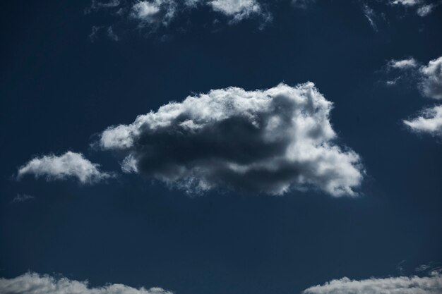 céu azul com nuvem closeup