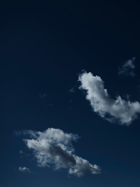 céu azul com nuvem closeup