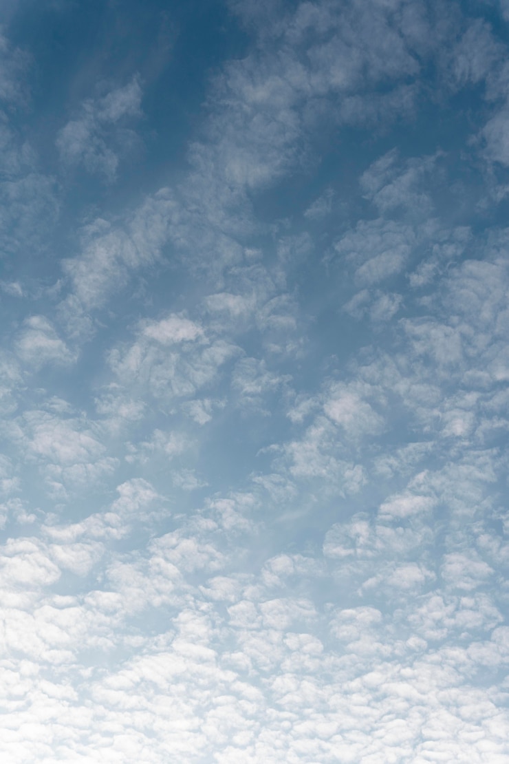 Foto grátis céu azul com nuvens brancas dispersas