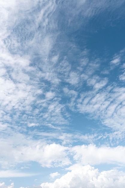 Céu azul com nuvens de vento