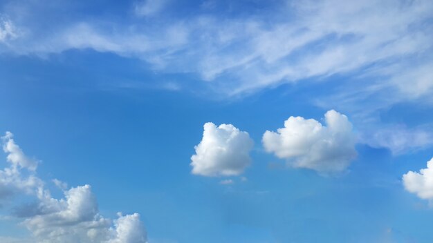 Céu azul com nuvens fofas brancas