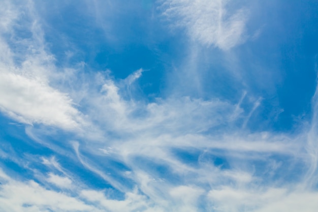 Foto grátis céu azul com nuvens