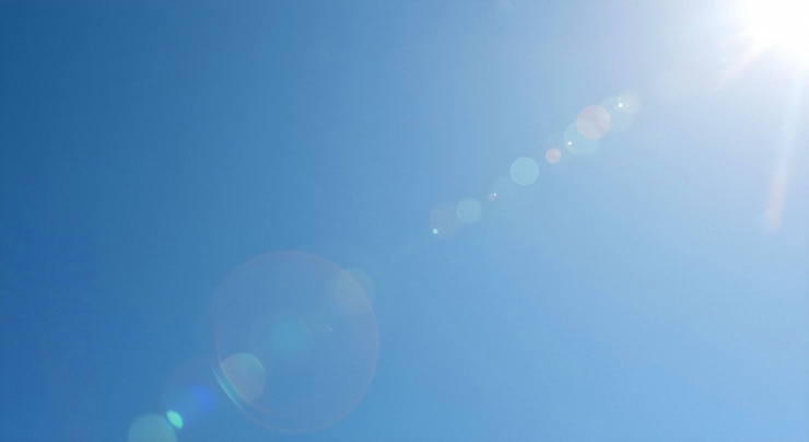 Foto grátis céu azul com sol e brilho da lente