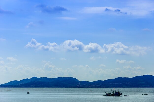 céu azul e nuvens brancas